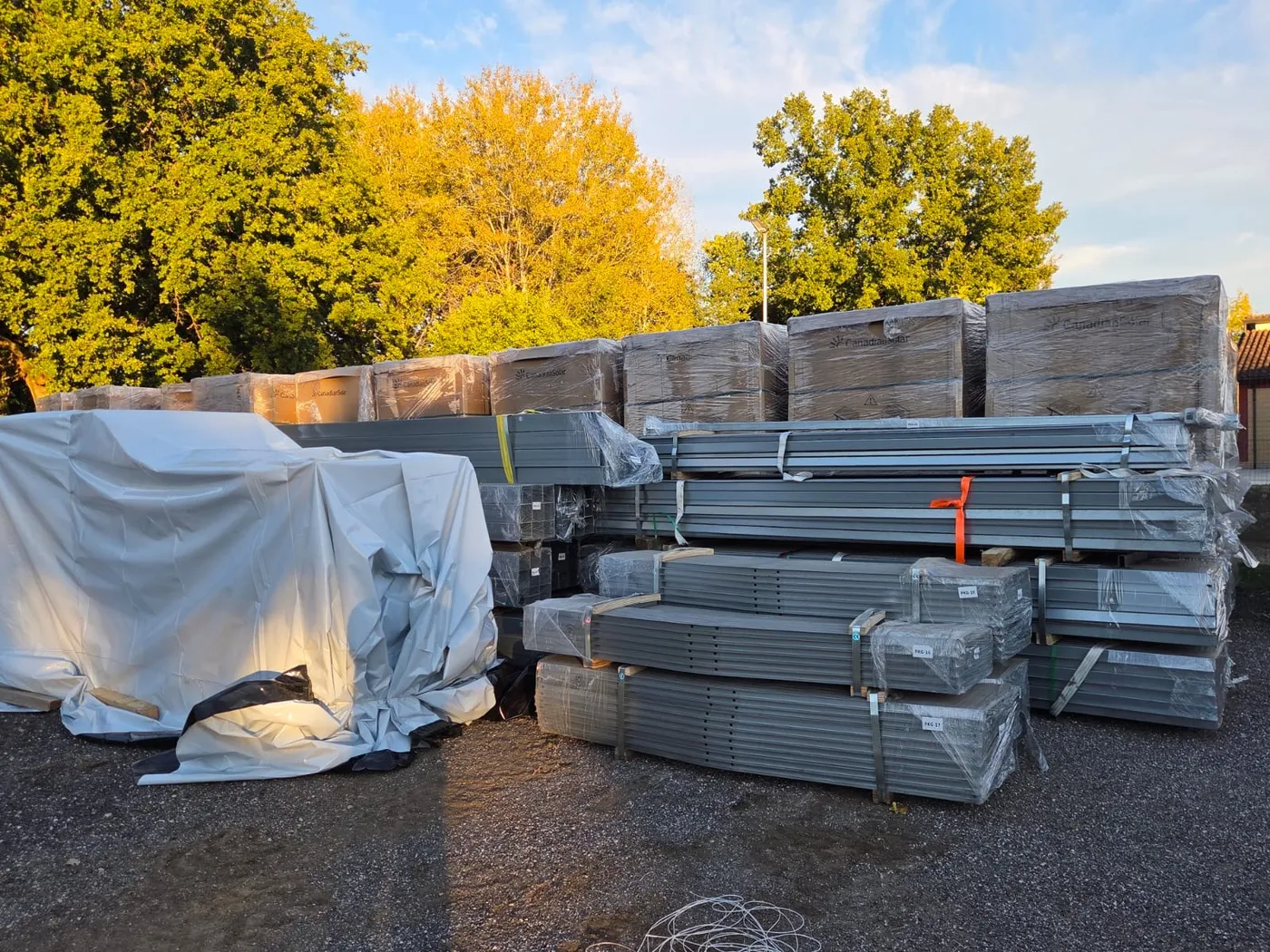 Moduli fotovoltaici imballati su bancali e strutture di sostegno in acciaio nell'area di stoccaggio del cantiere di Ceprano
