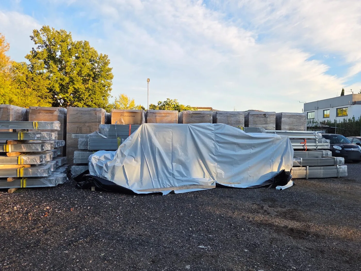 Strutture e moduli fotovoltaici stoccati e coperti con telo nell'area di cantiere di Ceprano
