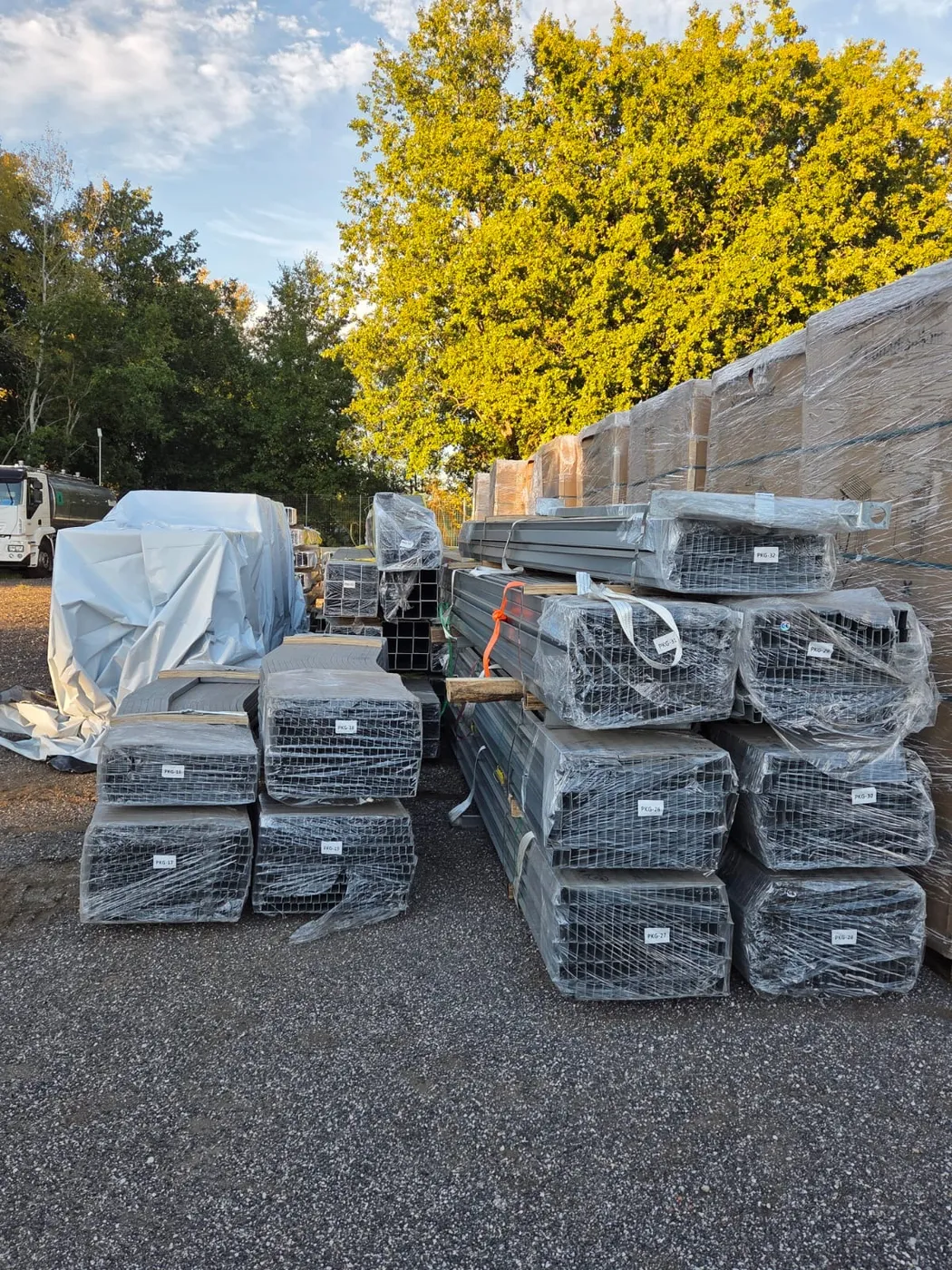 Strutture di sostegno e moduli fotovoltaici in attesa del montaggio nel cantiere di Ceprano
